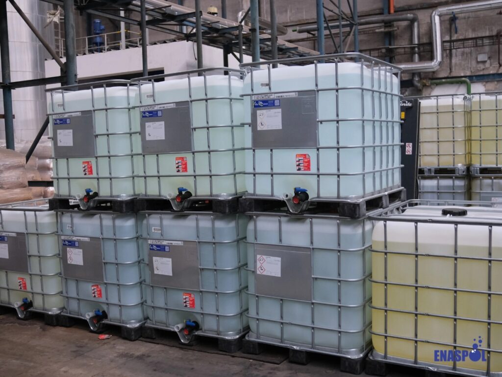 Storage of IBC containers with chemical raw materials at the ENASPOL plant for stable surfactant manufacturing.